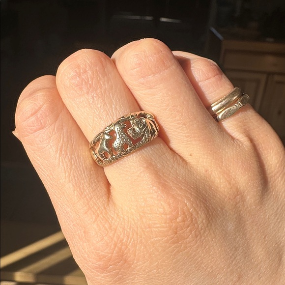 Jewelry - 10k Gold Zoo Safari Animal Motif Domed Band Ring - size 6.75-7